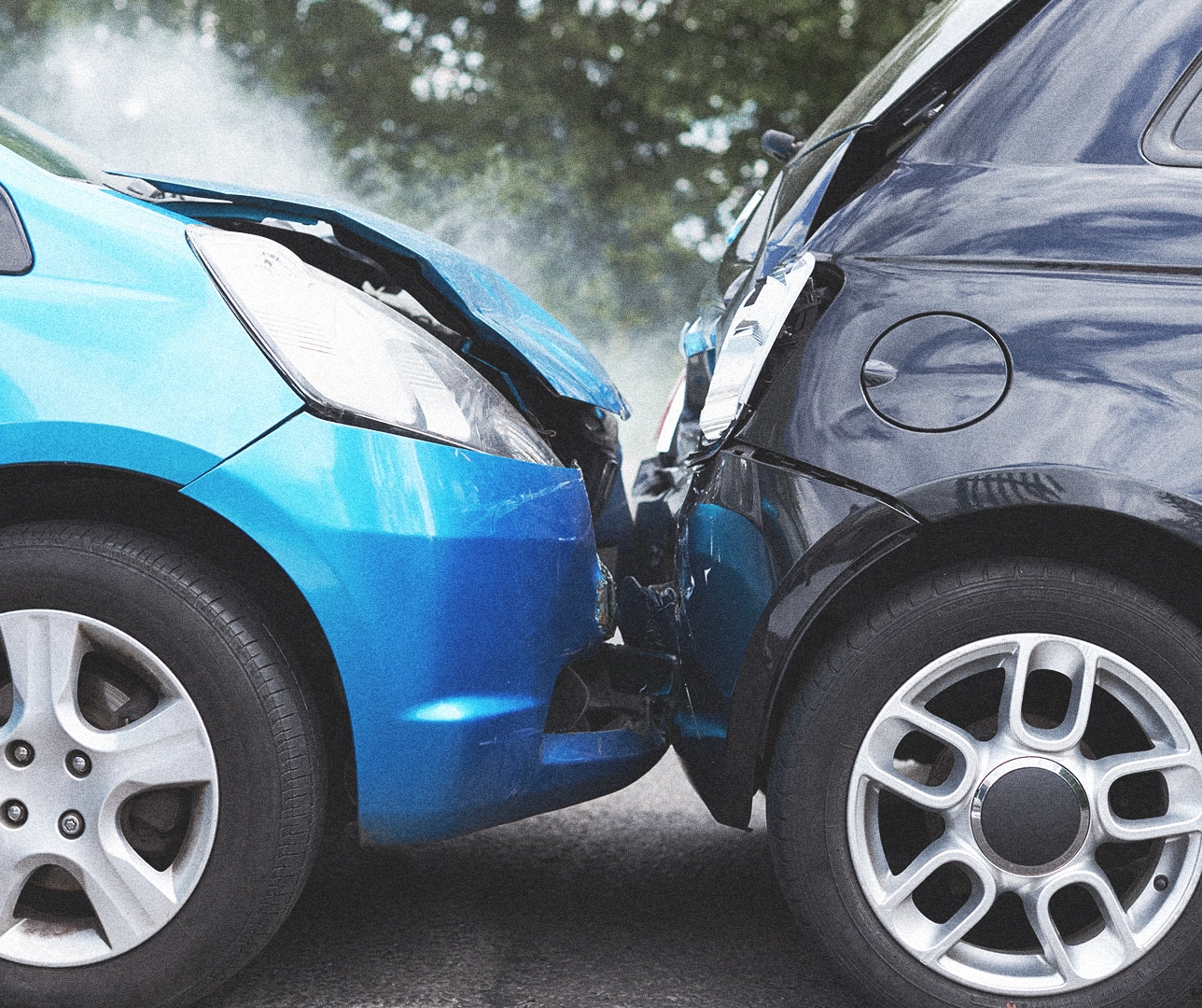 Un coche ha colisionado con otro en la parte posterior del último.