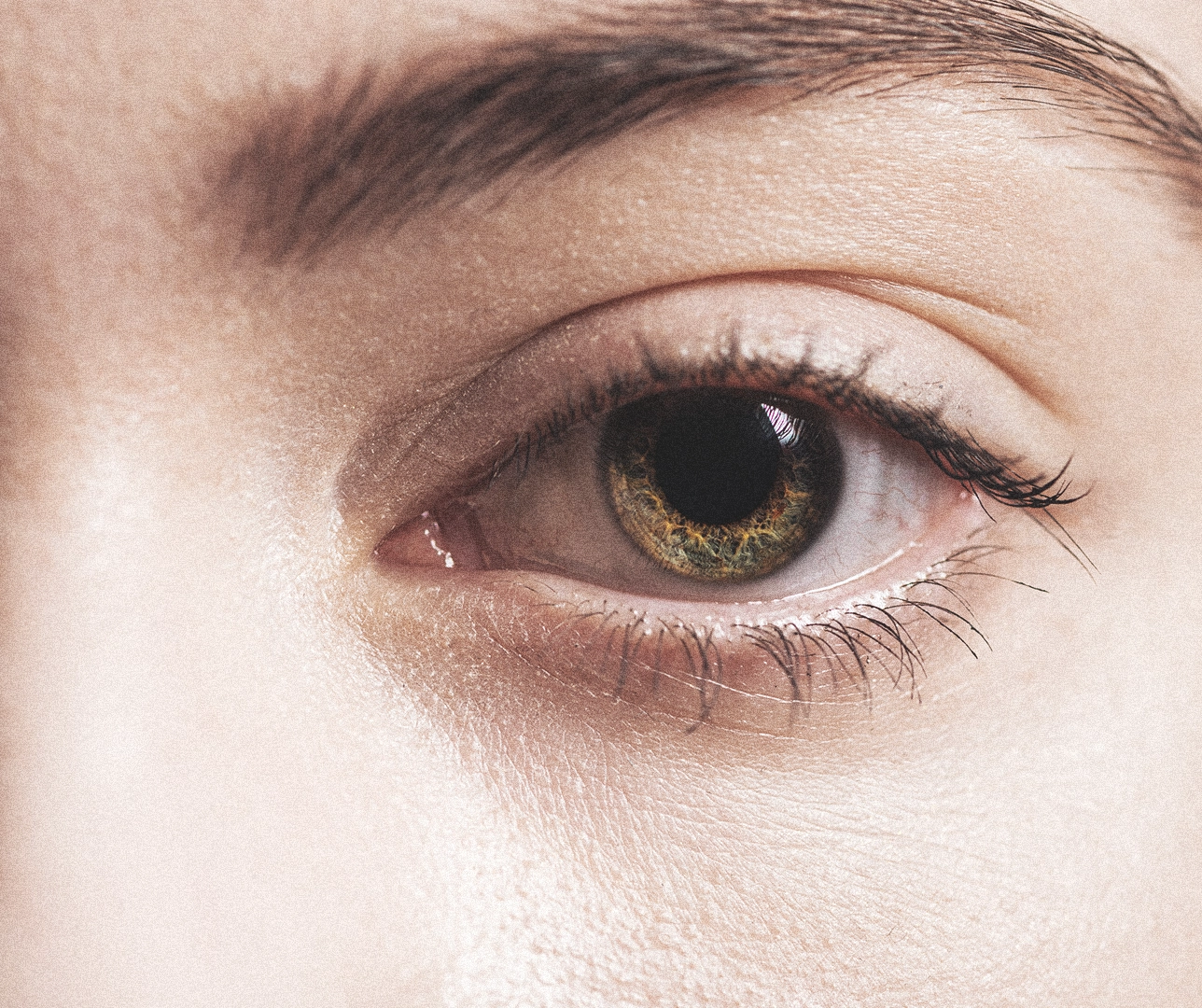 Primer plano de un ojo preocupado.